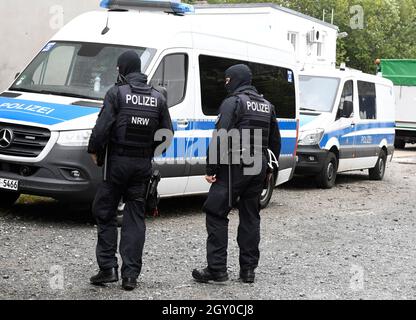 Duesseldorf, Germany. 06th Oct, 2021. Police officers search a building in the nationwide police operation against money laundering and terror financing. Credit: Roberto Pfeil/dp/dpa/Alamy Live News Stock Photo