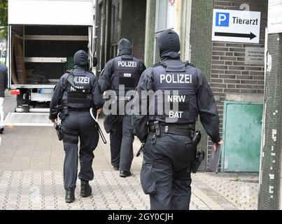 Duesseldorf, Germany. 06th Oct, 2021. Police officers search a building in the nationwide police operation against money laundering and terror financing. Credit: Roberto Pfeil/dp/dpa/Alamy Live News Stock Photo