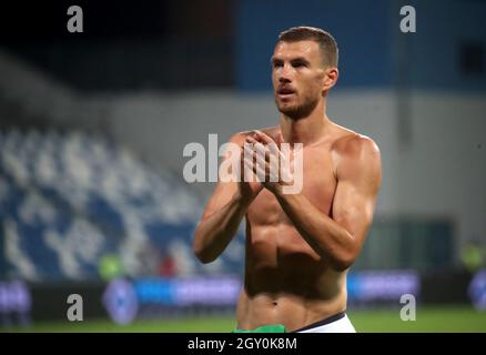 REGGIO NELL'EMILIA, ITALY - OCTOBER 02: Edin Dzeko greets the fans for the victory ,during the Serie A match between US Sassuolo v FC Internazionale at Mapei Stadium - Citta' del Tricolore on October 2, 2021 in Reggio nell'Emilia, Italy. (Photo by MB Media) Stock Photo