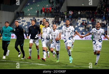 REGGIO NELL'EMILIA, ITALY - OCTOBER 02: Lautaro Martinez of FC Internazionale and his team mates greets the fans for the victory ,during the Serie A match between US Sassuolo v FC Internazionale at Mapei Stadium - Citta' del Tricolore on October 2, 2021 in Reggio nell'Emilia, Italy. (Photo by MB Media) Stock Photo