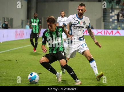 REGGIO NELL'EMILIA, ITALY - OCTOBER 02: Maxime Lopez of US Sassuolo competes for the ball with Marcelo Brozovic of FC Internazionale ,during the Serie A match between US Sassuolo v FC Internazionale at Mapei Stadium - Citta' del Tricolore on October 2, 2021 in Reggio nell'Emilia, Italy. (Photo by MB Media) Stock Photo