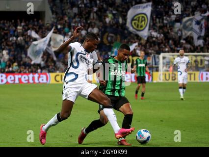 REGGIO NELL'EMILIA, ITALY - OCTOBER 02: Denzel Dumfries of FC Internazionale competes for the ball with Rogerio of US Sassuolo ,during the Serie A match between US Sassuolo v FC Internazionale at Mapei Stadium - Citta' del Tricolore on October 2, 2021 in Reggio nell'Emilia, Italy. (Photo by MB Media) Stock Photo