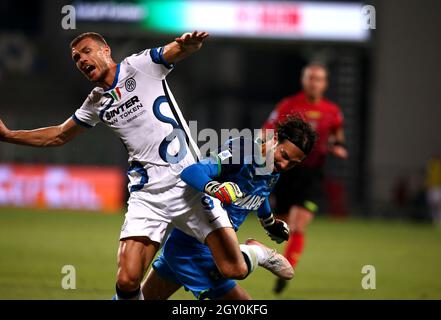 REGGIO NELL'EMILIA, ITALY - OCTOBER 02: Edin Dzeko of FC Internazionale battle for the ball  with Andrea Consigli of US Sassuolo ,during the Serie A match between US Sassuolo v FC Internazionale at Mapei Stadium - Citta' del Tricolore on October 2, 2021 in Reggio nell'Emilia, Italy. (Photo by MB Media) Stock Photo