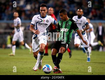 REGGIO NELL'EMILIA, ITALY - OCTOBER 02: Lautaro Martinez of FC Internazionale competes for the ball with Rogerio of US Sassuolo ,during the Serie A match between US Sassuolo v FC Internazionale at Mapei Stadium - Citta' del Tricolore on October 2, 2021 in Reggio nell'Emilia, Italy. (Photo by MB Media) Stock Photo