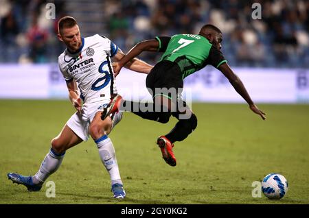 REGGIO NELL'EMILIA, ITALY - OCTOBER 02: Jeremie Boga of US Sassuolo competes for the ball with Milan Skriniar of FC Internazionale ,during the Serie A match between US Sassuolo v FC Internazionale at Mapei Stadium - Citta' del Tricolore on October 2, 2021 in Reggio nell'Emilia, Italy. (Photo by MB Media) Stock Photo