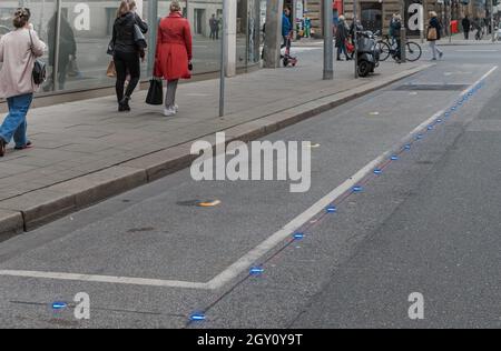 06 October 2021, Hamburg: Blue luminous dots in the road mark a Smart Delivery and Loading Zone (SmaLa) in Hamburg's city centre. Courier drivers and delivery services can reserve parking time for this for loading and unloading via an app. The SmaLa is Germany's first control method for reducing competition for space through a virtual booking system for delivery zones. Photo: Markus Scholz/dpa Stock Photo