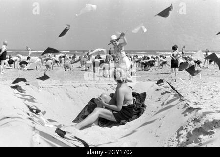 Strandleben auf der Nordseeinsel Juist, Deutschland 1930er Jahre. Beach life on East Frisian island of Juist, Germany 1930s. Stock Photo