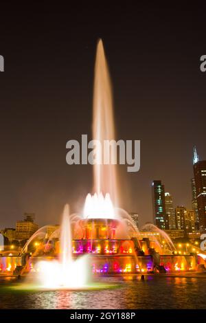 Water fountain lit up at night, Clarence Buckingham Fountain, Chicago ...