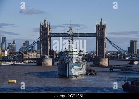 London, United Kingdom. 6th October 2021. Tower Bridge and HMS Belfast on a clear day. Credit: Vuk Valcic / Alamy Live News