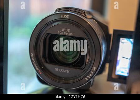 Close-up of Zeiss lends on Sony camcorder with screen extended, Lafayette, California, September 15, 2021. (Photo by Smith Collection/Gado/Sipa USA) Stock Photo