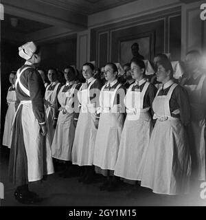 Krankenschwester sind angetreten zum Morgenappell im Mütterheim Dresden auf Schloß Dittersbach, Deutschland 1930er Jahre. Nurses mustered for the roll call at the rest centre for mothers at Dittersbach castle near Dresden, Germany 1930s. Stock Photo