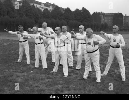 Männer einer Altherrenriege eines Turnvereins bein einer Übung, Deutschland 1930er Jahre. Members of a senior department of a gymnastic club exercising, Germany 1930s. Stock Photo