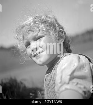 Porträt eines kleinen Mädchen in den Bergen von Österreich, 1930er Jahre. Portrait of a little girl at the mountains of Austria, 1930s. Stock Photo