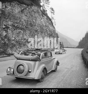 Mit dem Opel Olympia unterwegs in der Wachau in Österreich, Deutschland 1930er Jahre. On the road with an Opel model Olympia at the Wachau area in Austria, Germany 1930s. Stock Photo