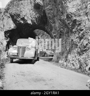 Mit dem Opel Olympia unterwegs in der Wachau in Österreich, Deutschland 1930er Jahre. On the road with an Opel model Olympia at the Wachau area in Austria, Germany 1930s. Stock Photo