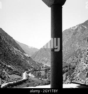 Ein Blick in die Landschaft in einem Tal nahe der Grenze Frankreich und Spanien, 1930er Jahre. Scenic view to a valley near the French Spanish border, 1930s. Stock Photo