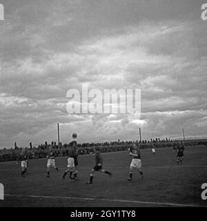 Auf einer Reise nach Island, hier: Fußballspiel, Island 1930er Jahre. Travelling to Iceland, here: football match, Iceland 1930s. Stock Photo