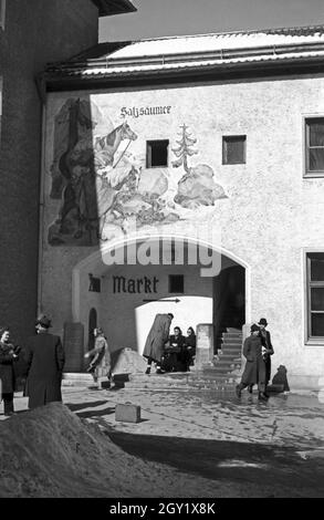 Unterwegs im Berchtesgadener Land, hier: Durchgang zum Markt, Deutschland 1940er Jahre. Around Berchtesgaden, here: passage to the market, Germany 1940s. Stock Photo