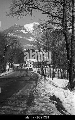Unterwegs im Berchtesgadener Land, Deutschland 1940er Jahre. Around Berchtesgaden, Germany 1940s. Stock Photo