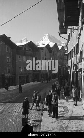 Unterwegs im Berchtesgadener Land, hier: Innenstadt, Deutschland 1940er Jahre. Around Berchtesgaden, here: city, Germany 1940s. Stock Photo