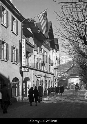 Unterwegs im Berchtesgadener Land, hier: Hotel und amerikanischer Club 'Deutsches Haus', Deutschland 1940er Jahre. Around Berchtesgaden, here: hitel 'Deutsches Haus', Germany 1940s. Stock Photo