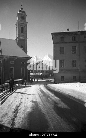 Unterwegs im Berchtesgadener Land, hier: Pfarrkirche St. Andreas, Deutschland 1940er Jahre. Around Berchtesgaden, here: St. Andrews parochial church, Germany 1940s. Stock Photo