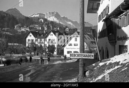 Unterwegs im Berchtesgadener Land, hier: Hotel und Gasthaus Schwabenwirt, Deutschland 1940er Jahre. Around Berchtesgaden, here: hotel and restaurant Schwabenwirt, Germany 1940s. Stock Photo
