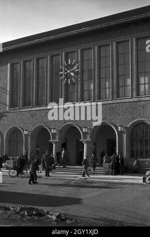 Unterwegs im Berchtesgadener Land, hier: Hauptbahnhof, Deutschland 1940er Jahre. Around Berchtesgaden, here: main station, Germany 1940s. Stock Photo