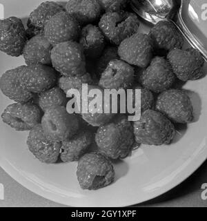 Nahaufnahme eines Tellers mit Himbeeren, Deutschland 1930er Jahre. Closeup view of a plate with raspberries, Germany 1930s. Stock Photo