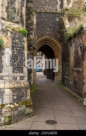 The arched passageway next to Saint Johns Maddermarket church in Pottergate Norwich Stock Photo