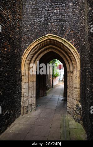 The arched passageway next to Saint Johns Maddermarket church in Pottergate Norwich Stock Photo