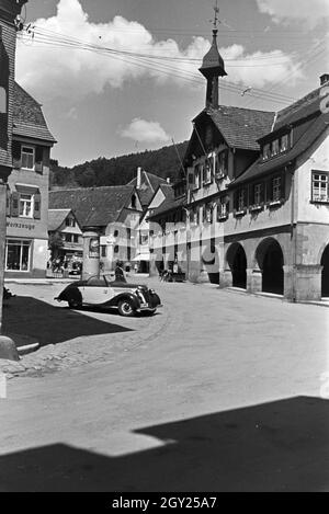 Das Rathaus der Stadt Alpirsbach im Schwarzwald, Deutschland 1930er Jahre. The townhall of the town Alpirsbach in the Black Forest, Germany 1930s. Stock Photo