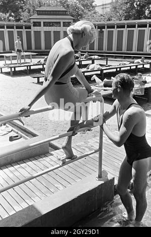 In einem Stuttgarter Schwimmbad, Deutschland 1930er Jahre. In a public swimming pool in Stuttgart, Germany 1930s. Stock Photo