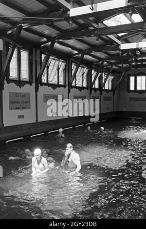 In einem Stuttgarter Schwimmbad, Deutschland 1930er Jahre. In a public swimming pool in Stuttgart, Germany 1930s. Stock Photo