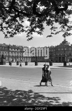 Der Ehrenhof des Neuen Schlosses in Stuttgart, Deutschland 1930er Jahre. The main courtyard of the New Palace in Stuttgart, Germany 1930s. Stock Photo