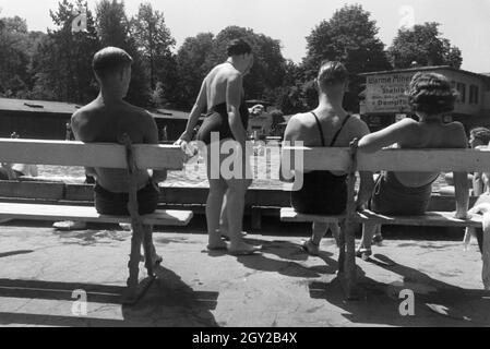 Badegäste in einem Stuttgarter Freibad, Deutschland 1930er Jahre. Bathers in an open-air pool in Stuttgart, Germany 1930s. Stock Photo