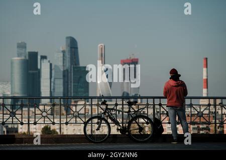 MOSCOW, RUSSIA - OCTOBER 06 2021: A man stands on the observation deck of the Russian Academy of Sciences in front of Moscow City Stock Photo