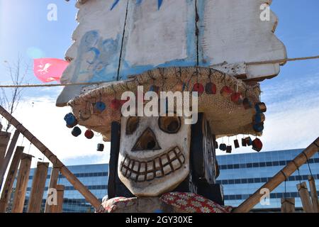 Totem Latamat in Station Square, Milton Keynes, en route to COP26 in Glasgow.  The totem was carved by Indigenous Mexican artist Jun Tiburcio. Stock Photo