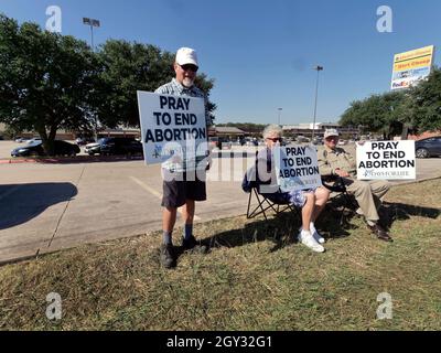 Planned Parenthood clinis in the shopping center along I-35E in Denton, Texas is picketed by '40 Days for Life' prayer vigil. Texas residentents started protesting on September 16th and will picket till the end of October. Forty days. Anti-abortion activiist they feel the Texas Govenor Abbott is a wonderful man. Stock Photo
