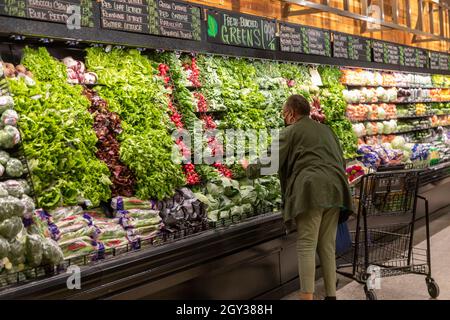 Detroit, Michigan - Rivertown Market, a smaller-format supermarket operated by the Meijer chain, is open in downtown Detroit. The store is one of only Stock Photo