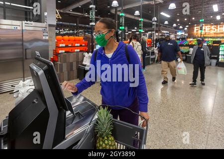 Detroit, Michigan - Rivertown Market, a smaller-format supermarket operated by the Meijer chain, is open in downtown Detroit. A shopper uses the self- Stock Photo