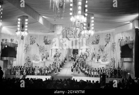 Die Proklamation des Prinzenpaares der Fastnacht in Mainz im Jahre 1938 in der Stadthalle, zum hundertjährigen Jubiläum des Mainzer Carneval Verein (MCV). Proclamation of the Highnesses of carnival in Mainz 1938, on the occasion of the 100th anniversary of the leading local carnival association. Stock Photo