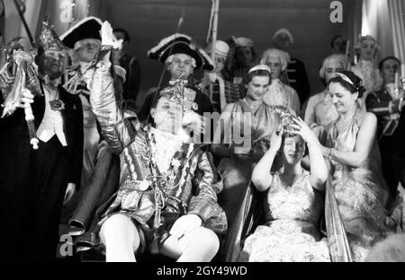 Die Proklamation des Prinzenpaares der Fastnacht in Mainz, Martin Ohaus und Hildegard Kühne im Jahre 1938, zum hundertjährigen Jubiläum des Mainzer Carneval Verein (MCV). Proclamation of the Highnesses of carnival in Mainz 1938, on the occasion of the 100th anniversary of the leading local carnival association. Stock Photo