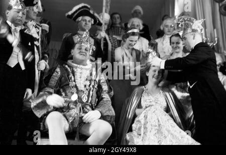 Die Proklamation des Prinzenpaares der Fastnacht in Mainz, Martin Ohaus und Hildegard Kühne im Jahre 1938, zum hundertjährigen Jubiläum des Mainzer Carneval Verein (MCV). Proclamation of the Highnesses of carnival in Mainz 1938, on the occasion of the 100th anniversary of the leading local carnival association. Stock Photo