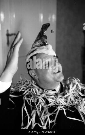 Der Prinz der Fastnacht in Mainz, Martin Ohaus im Jahre 1938 bei einem Glas Sekt auf einem Abendempfang, zum hundertjährigen Jubiläum des Mainzer Carneval Verein (MCV). The prince of carnival in Mainz 1938, on the occasion of the 100th anniversary of the leading local carnival association. Stock Photo