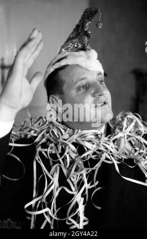 Der Prinz der Fastnacht in Mainz, Martin Ohaus im Jahre 1938 bei einem Glas Sekt auf einem Abendempfang, zum hundertjährigen Jubiläum des Mainzer Carneval Verein (MCV). The prince of carnival in Mainz 1938, on the occasion of the 100th anniversary of the leading local carnival association. Stock Photo