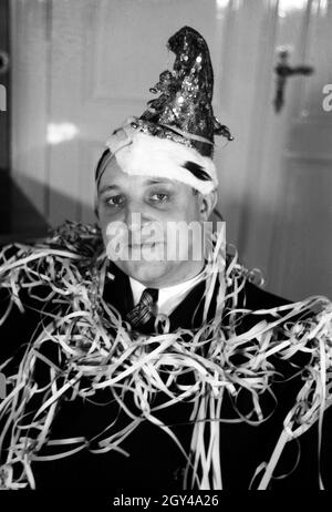 Der Prinz der Fastnacht in Mainz, Martin Ohaus im Jahre 1938 bei einem Glas Sekt auf einem Abendempfang, zum hundertjährigen Jubiläum des Mainzer Carneval Verein (MCV). The prince of carnival in Mainz 1938, on the occasion of the 100th anniversary of the leading local carnival association. Stock Photo