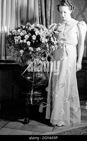 Die Prinzessin der Fastnacht in Mainz, Hildegard Kühne im Jahre 1938, zum hundertjährigen Jubiläum des Mainzer Carneval Verein (MCV). The princess of carnival in Mainz 1938, on the occasion of the 100th anniversary of the leading local carnival association. Stock Photo