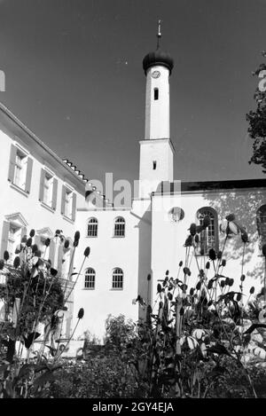 Ansicht vom Garten und Turm von Schloss Hartmannsberg, dem Anwesen des Bildhauers Josef Thorak, Deutschland 1930er Jahre. View of the garden and spire of Hartmannsberg castle, the residence of sculptor Josef Thorak, Germany 1930s. Stock Photo