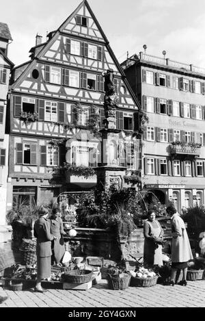 Der Gemüsemarkt am Springbrunnen auf dem Marktplatz von Tübingen, Deutschland 1930er Jahre. The vegetable market at the fountain on the market square in Tübingen, Germany 1930s. Stock Photo